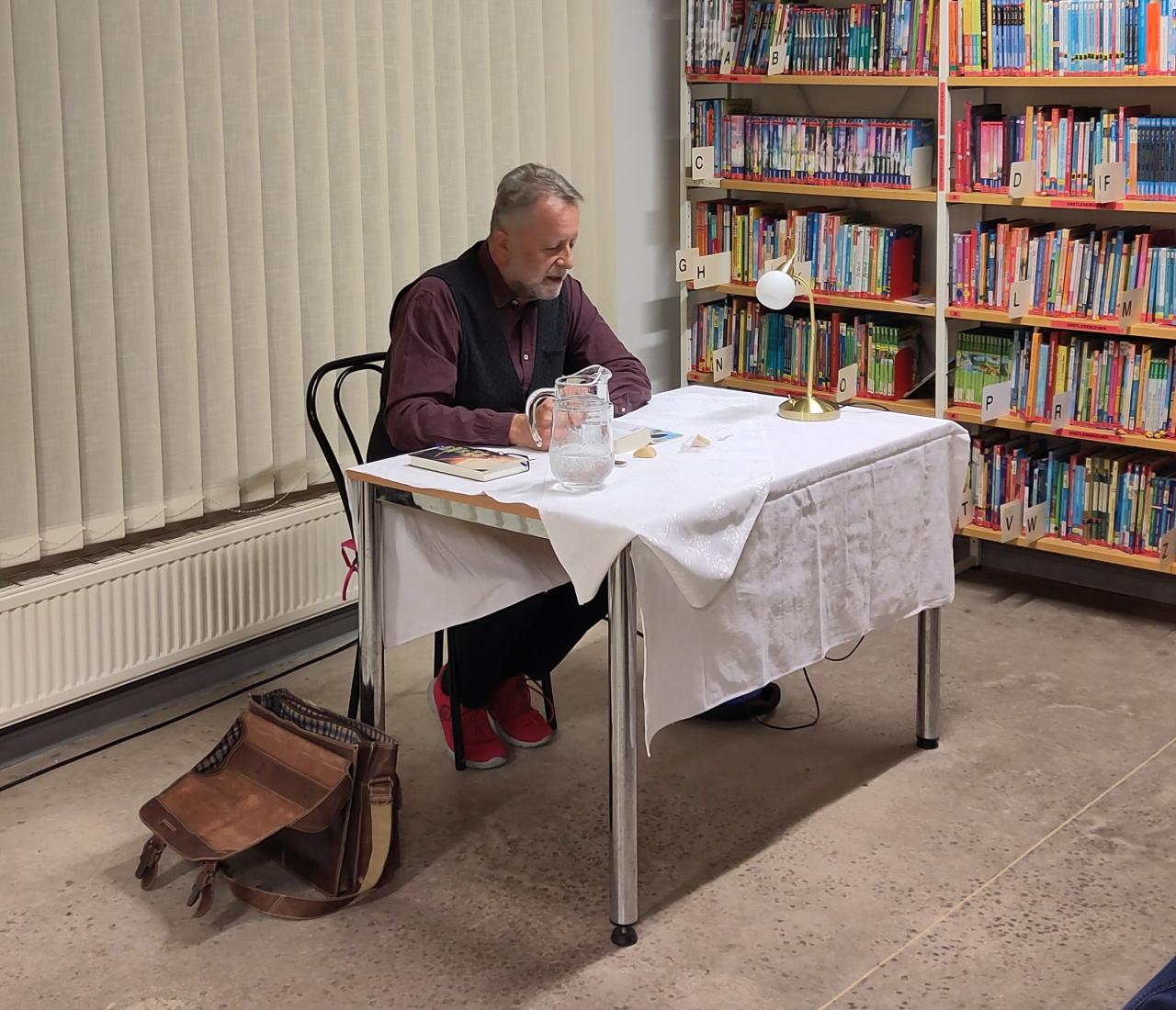 Schriftsteller liest vor Publikum
