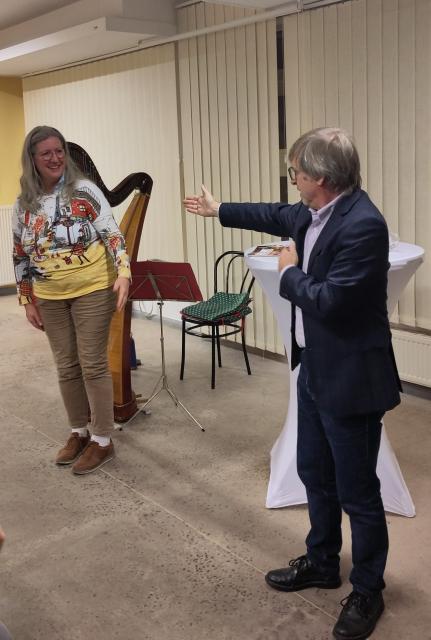 Manfred Baumann und Harfenspielerin