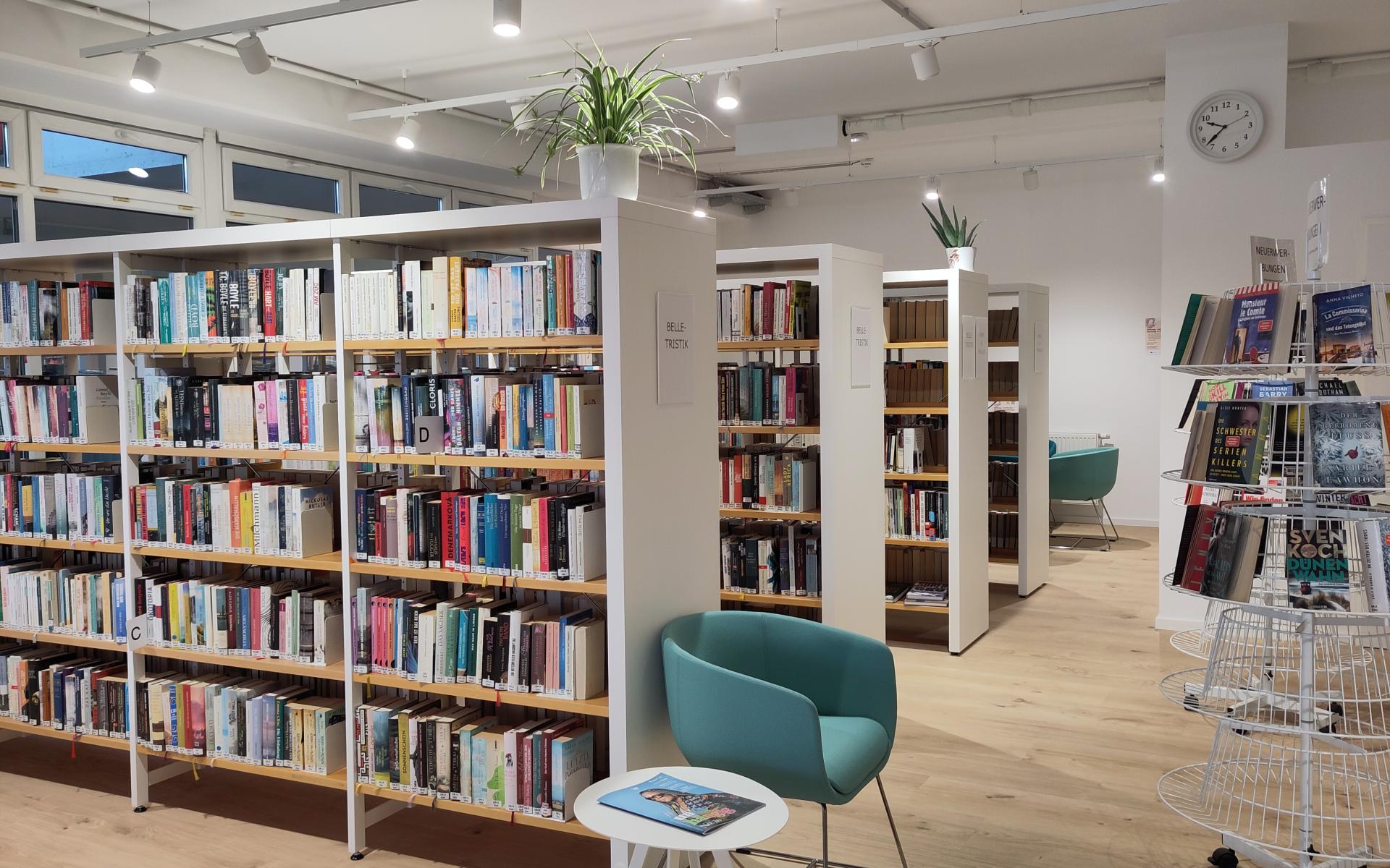 Bücherregale in der Stadtbibliothek