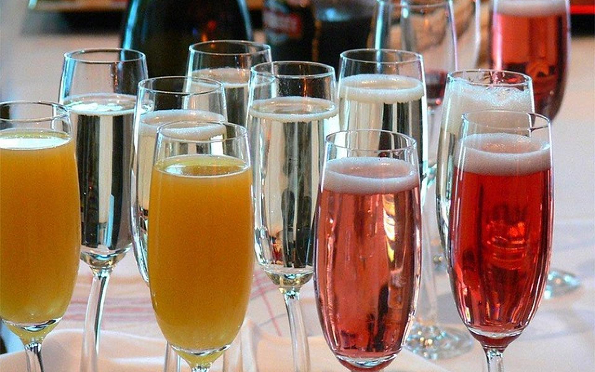 Sektgläser mit Sekt und Sekt Orange