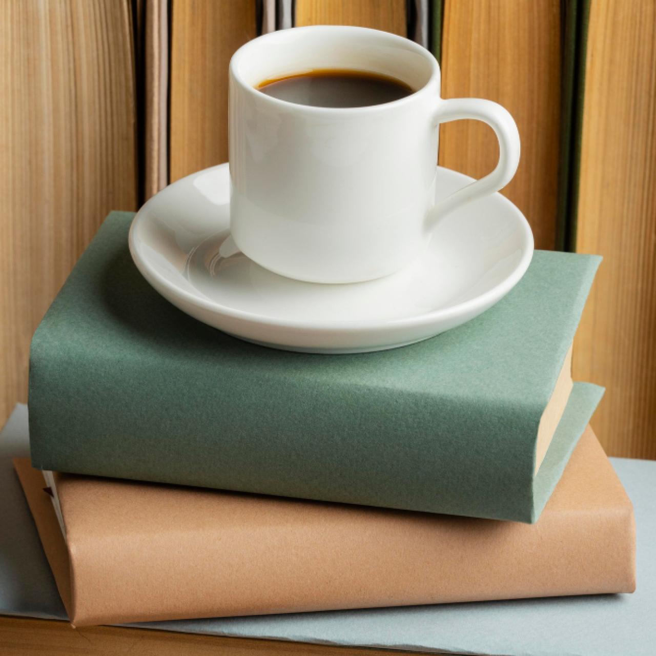 Bücher und Kaffeetasse