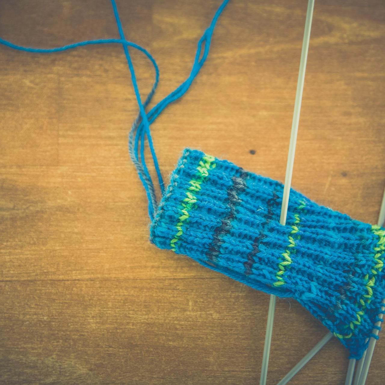 Stricknadeln mit Stulpe aus Wolle