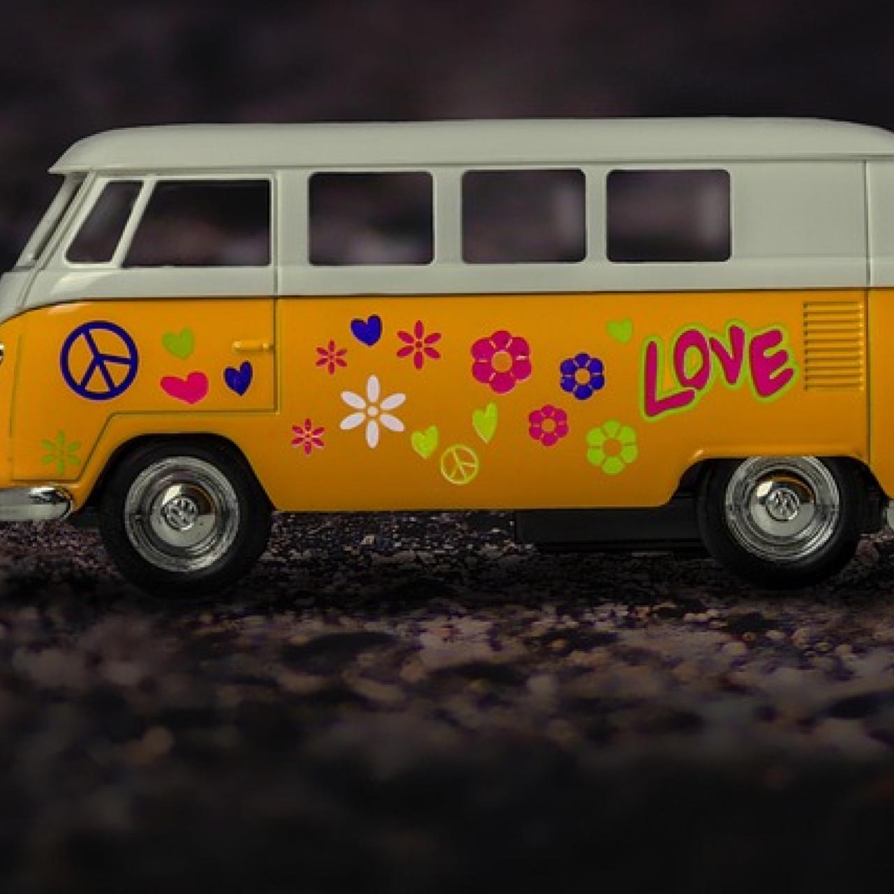 Hippie VW Bus mit Blumen und Peace-Zeichen